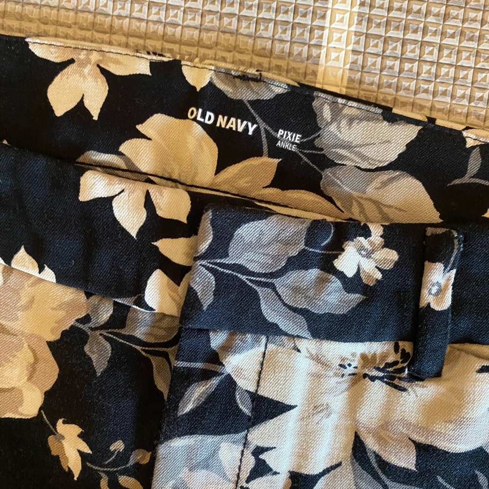 3/$24 Old Navy Pixie ankle - Picture 2 of 2
